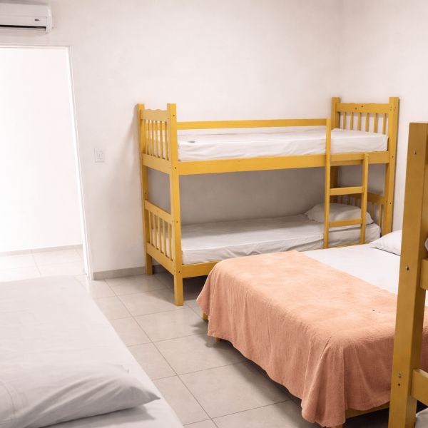 Quarto casal camas rosa ar condicionado